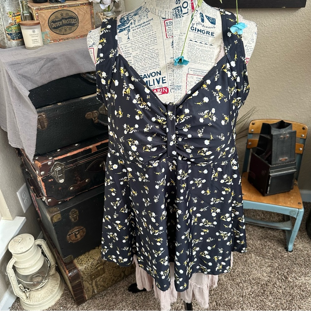 🦋 NWT- BloomChic Navy & Floral Swim Top